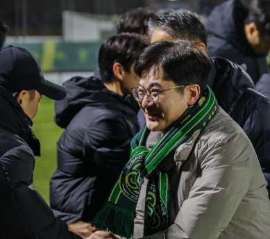 김병수 시장이 선수 한명한명과 악수로 격려를 전하고 있다