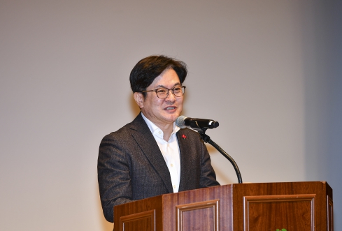 김병수 김포시장이 12일 노인대학 졸업식에서 인사말을 전하고 있다.