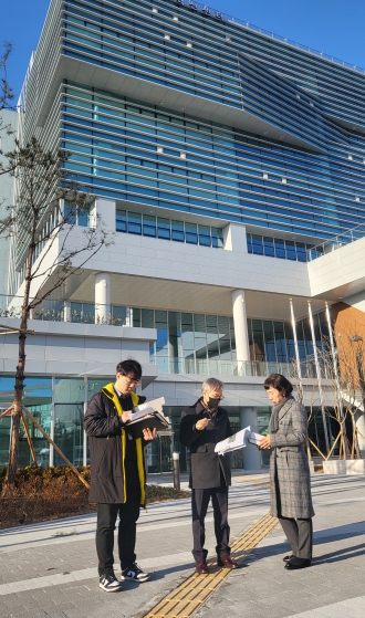 박정애 국장이 12일 김포시제조융합센터를 방문해 기능과 역할을 다 할 수 있도록 주문하고 있다. 우측 첫 번째가 박정애 국장.