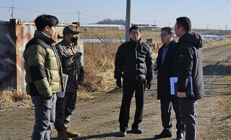 신승호 김포시 환경국장이 지난 12일 한강과 염하 구간 경계철책 철거 사업지에 대한 현장 점검을 진행했다. 우측 두 번째가 신승호 국장.