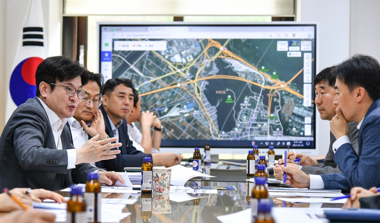 김병수 김포시장은 매주 김포골드라인 혼잡률 완화를 위한 TF 회의를 진행했다. 사진은 골드라인 TF 회의 사진.