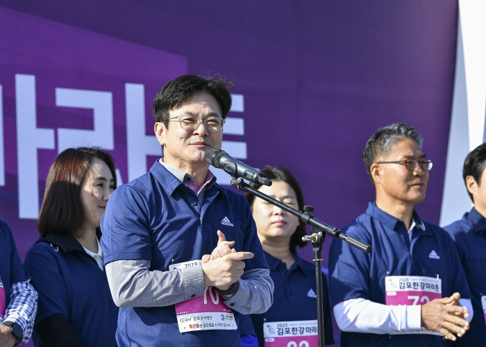 김포시는 매년 김포한강마라톤대회를 진행하고 있다. 사진은 지난해 4월 개최된 제11회 김포한강마라톤대회에서 인사말을 전하고 있는 김병수 시장과 내외빈 사진.