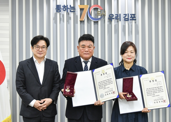 김병수 김포시장이 29일 참전유공자 故원종근 선생 자녀(원대연)에게 화랑무공훈장을 전수했다. 좌로부터 김병수 시장, 원대연님, 원대연님 아내분