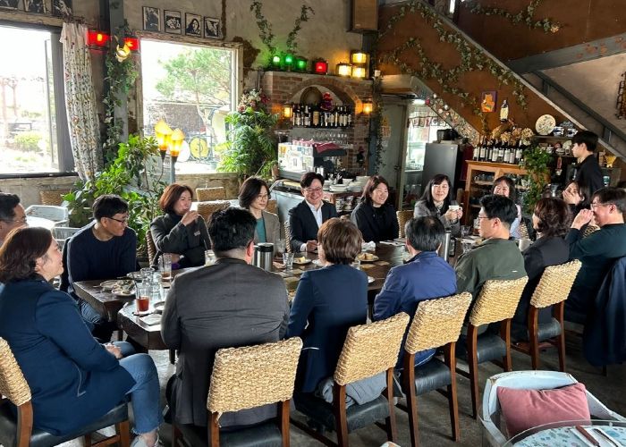 김병수 김포시장이 읍면동 행정복지센터 팀장들과 함께 ‘소통밥상 通하는 한끼(통끼)’를 통해 대민 업무 담당자들과 소통하고 있다.