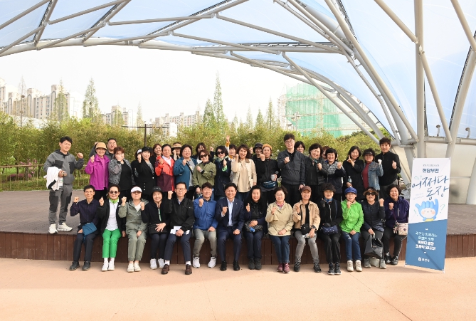조용익 부천시장이 어쩌다 상2동장을 마무리하며, 주민들과 기념촬영하고 있다.