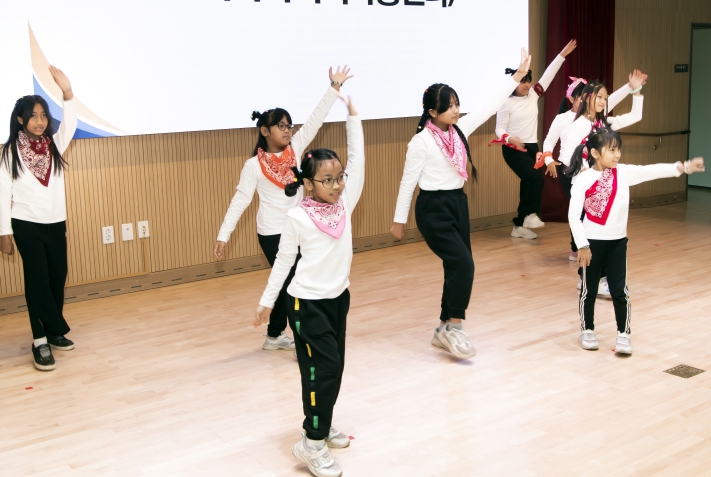 지난해 12월 개최된 ‘2023 김포시 이주배경청소년 지원사업보고회’ 공연 사진.