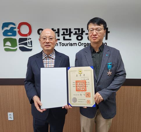 (왼쪽부터) 인천관광공사 백현 사장, 정부포상 받은 해외마케팅팀 유승형 차장