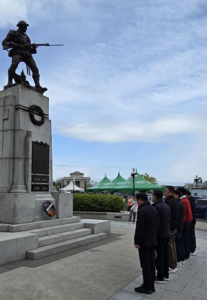 인천시의회 교육위원회, 캐나다 빅토리아 전몰장병 기념비 앞에서 한국 전쟁 참전 용사 묵념 진행