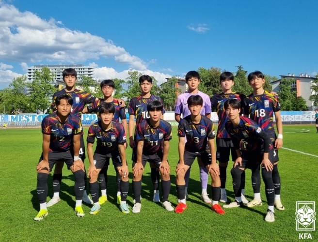 슬로베니아와의 국제친선대회 준결승에 선발로 나선 U-15 대표팀 선수들의 모습.