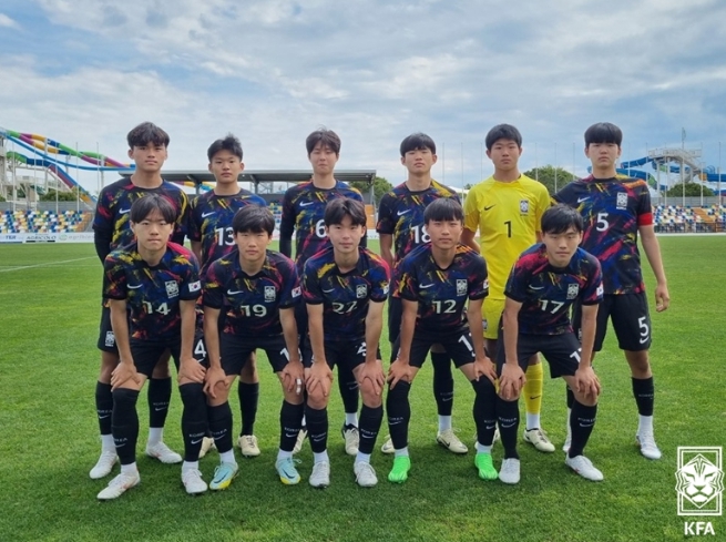 아일랜드 U-15 대표팀과의 친선대회 3/4위전에 선발로 나선 U-15 대표팀 선수들.