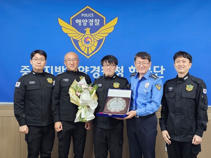중부해경청장이 김포고정익 항공대 교관 승급자를 축하하고 있다