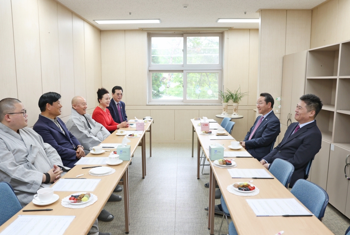 유정복 인천시장·김정헌 중구청장, 어버이날을 맞아 구립해송노인요양원 방문