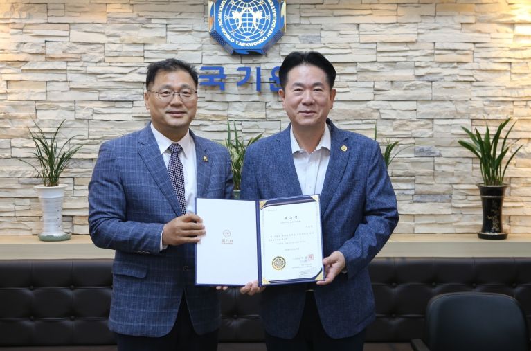 5월 8일 국기원 귀빈실에서 열린 신임 국기원 태권도연구소 소장 위촉식에서 이동섭 원장(오른쪽)이 이충영 소장(왼쪽)에게 위촉장을 수여한 뒤 기념촬영을 하고 있다.