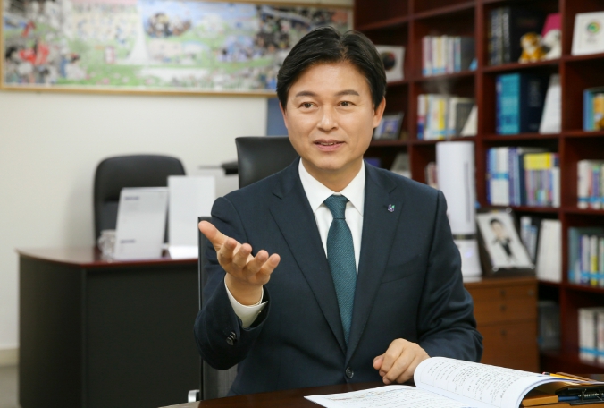 2022~2024년 3년 연속 공약 평가 최우수(SA) 단체장으로 선정된 조용익 부천시장