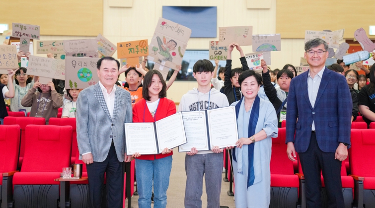 11일 충남교육청 대강당에서 열린 ‘2024년 충남학생생태시민위원회, 생태문명 학생기자단’ 발대식 기념사진