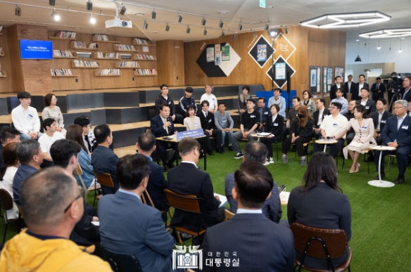 5월 14일 윤석열 대통령은 서울 중구 서울고용복지플러스센터에서 ‘고맙습니다. 함께 보듬는 따뜻한 노동현장’을 주제로 스물다섯 번째 「국민과 함께하는 민생토론회」를 개최했다.