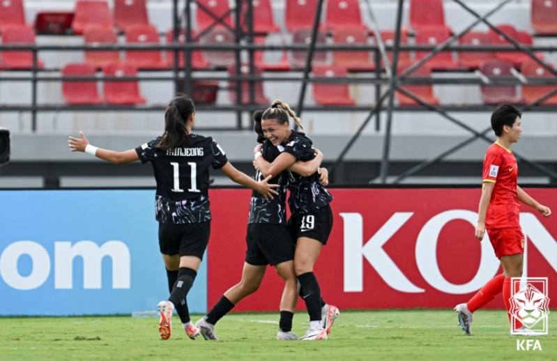 케이시 페어(19번)가 중국과의 3,4위전에서 골을 터뜨린 뒤 동료와 함께 기뻐하고 있다.