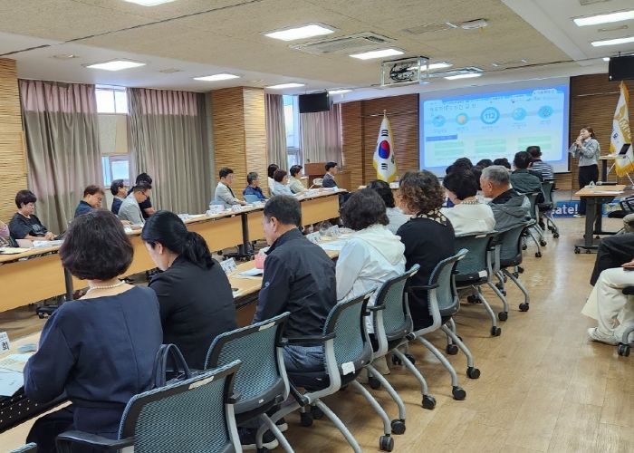 풍무동행정복지센터 회의실에서 명예사회복지공무원대상 아동학대예방교육을 실시하고 있다.