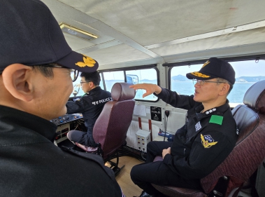 중부해경청장 공기부양정에 승선하여 강화도 접경해역을 점검하고 있다.