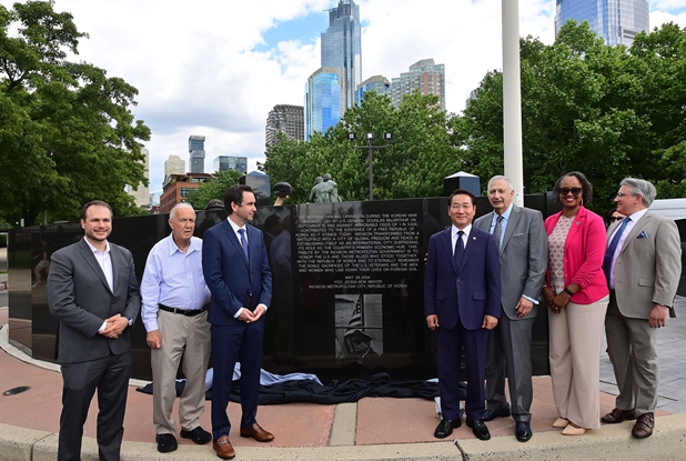 유정복 인천광역시장이 미국 뉴저지 저지시티(Jersey City) 한국전쟁기념공원에서 열린 인천시 기념비 헌정식에서 스티븐 풀롭(Steven Fulop) 저지시티 시장, 조셉 파나핀토(Joseph A Panapinto Sr.) 파타핀토 프로퍼티스 회장 등 참석자들과 제막식을 하고 있다.