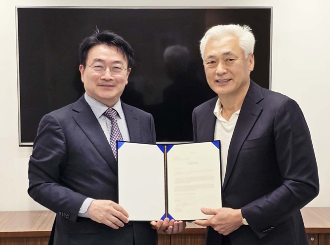 윤원석 인천경제자유구역청장이 30일(현지시간) 미국 뉴욕에서 글로벌 투자사 이엠피 벨스타(EMP BELSTAR)로부터 경제자유구역 내 개발사업 투자의향서를 받고 기념촬영을 하고 있다.