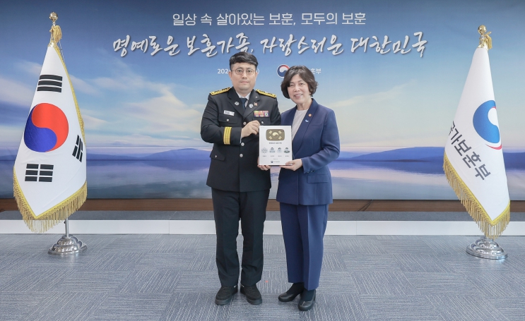 공병삼 소방위(왼쪽)와 강정애 국가보훈부 장관