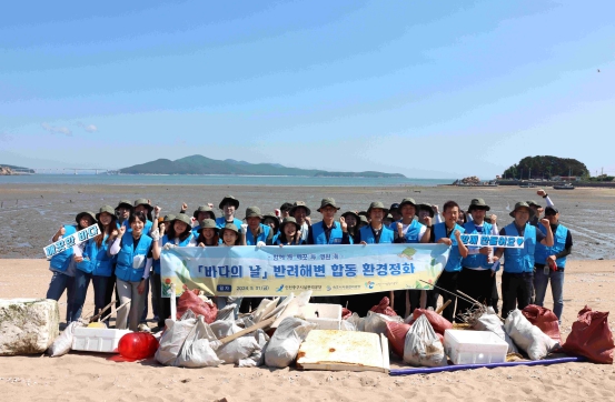 인천중구시설관리공단, '바다의날' 기념 반려해변 합동 환경정화