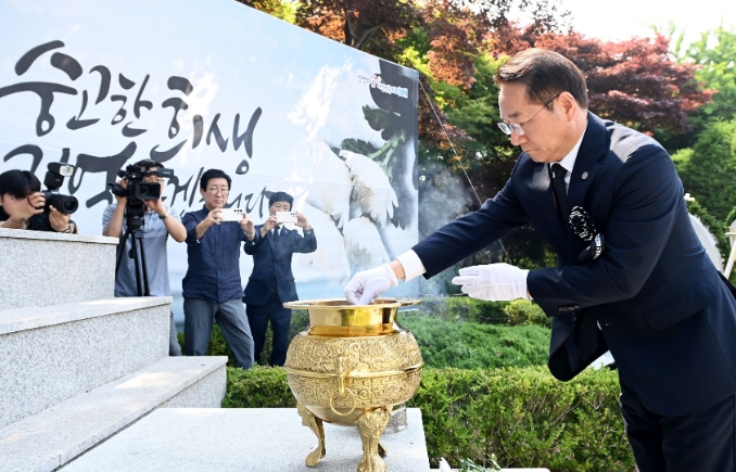 유정복 인천광역시장이 6일 수봉공원 현충탑에서 열린 '제69회 현충일 추념식'에서 헌화와 분향을 하고 있다.