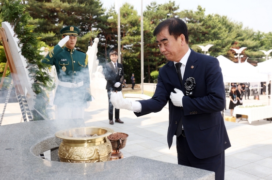 염종현 경기도의장, 6일 ‘제69회 현충일 추념식’ 참석
