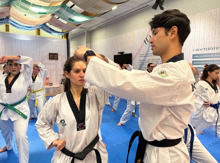 주브라질한국문화원의 태권도 수업에서 브라질 임연철 파견 사범이 수련생을 대상으로 태권도 정신, 기본동작, 기본 발차기 등을 교육하고 있다.