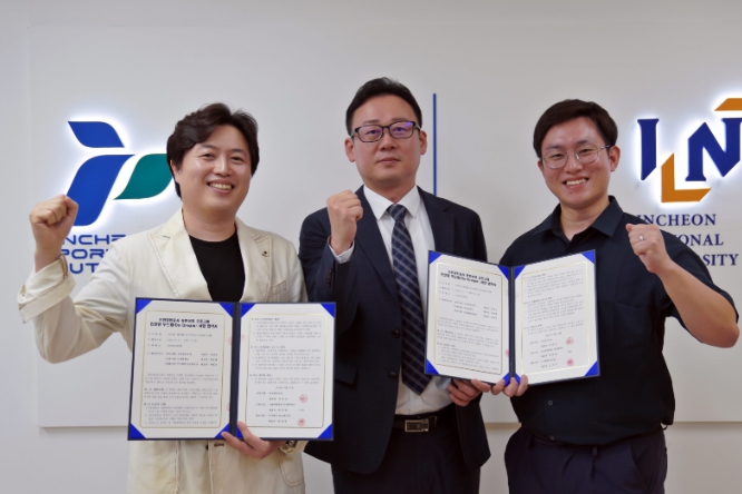 IPA 신재완 ESG경영실장(가운데)이 업무협약을 마치고 기념촬영을 하고 있다(좌측 빅모빌리티 서대규 대표, 우측 브이엠에스홀딩스 김지석 대표)