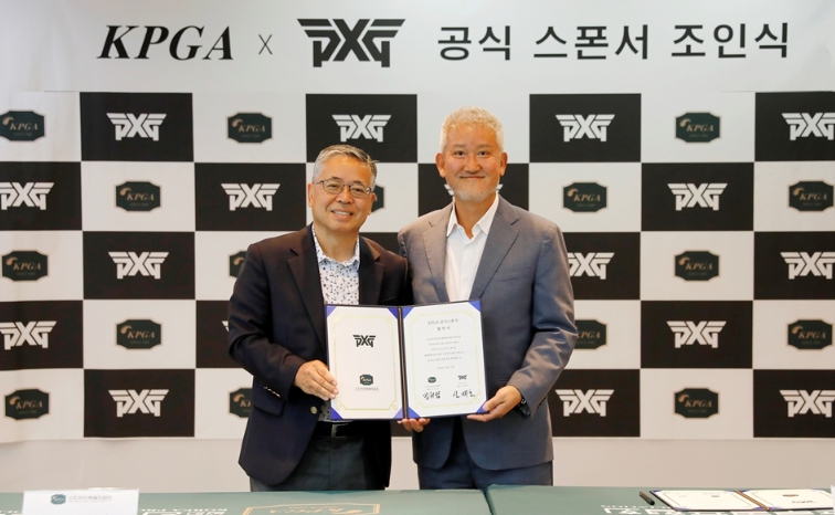공식 스폰서 협약 체결 후 기념촬영에 임하고 있는 KPGA 김원섭 회장(좌)과 PXG 신재호 회장