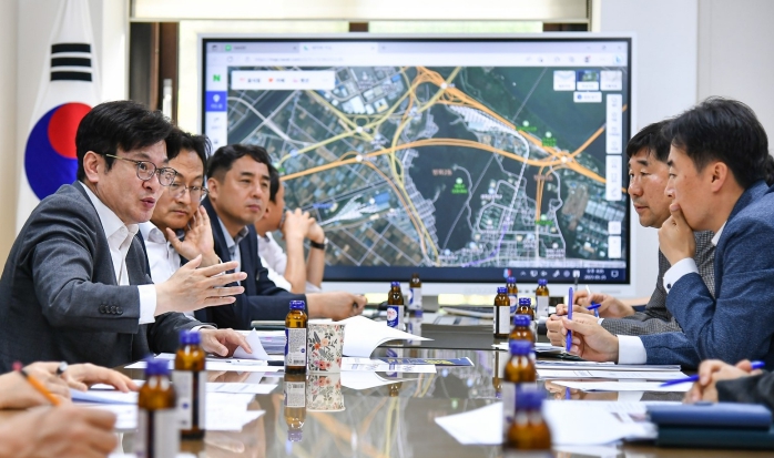 골드라인TF 회의중인 김병수 시장. 김포시는 2023년 4월부터 김병수 시장을 단장으로 한 골드라인TF를 운영 중이다.