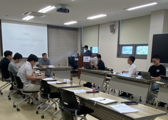 김포시가 공유자전거 및 전동킥보드 주차 문제 해소 위해 운영업체 관계자들과 대책마련 간담회를 개최하고 있다.
