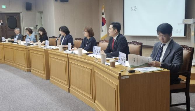 좌장으로 참석한 부천시의회 박순희 시의원이 토론회를 주재하고 있다.