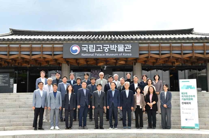 제2대 국가유산수리기술위원회와 기념촬영하는 최응천 국가유산청장(맨 앞줄 가운데)