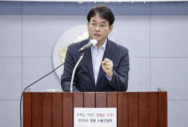 이동환 고양특례시장이‘2024년 청렴취약분야 소통간담회’에 참석해 청렴의 중요성을 강조하고 있다.
