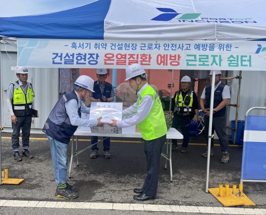 IPA 이경규 사장이 건설현장에서 혹서기 안전물품 및 팥빙수 등을 전달하고 있다.