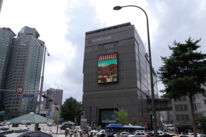 신세계백화점 본점 전광판을 통한 시험 송출 모습