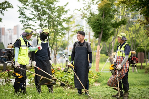 인천시설공단, 쾌적한 도심 공원 환경 조성에 ‘구슬땀’