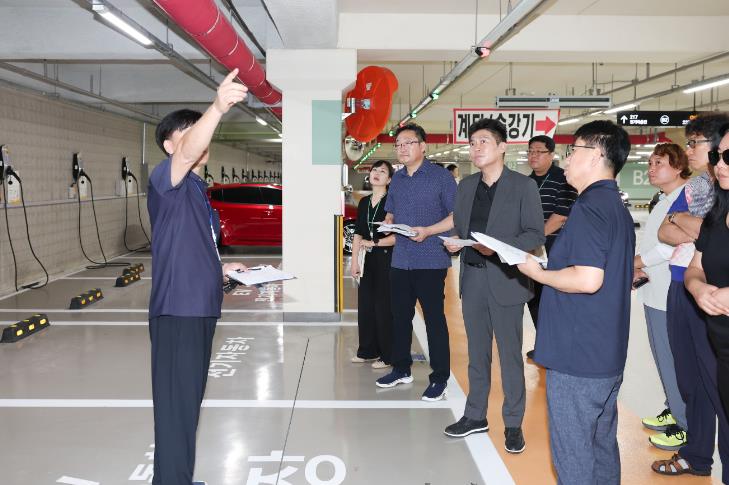 중구 ‘전기차 포비아 조기 불식’ 공동주택 충전시설 점검 나선 김정헌 구청장