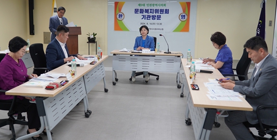 황흥구 인천시사회서비스원장이 지난 14일 기관을 방문한 인천시의회 문화복지위원회 소속 의원들에게 기관 현황과 주요 사업을 설명하고 있다.