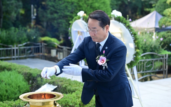 유정복 인천광역시장이 15일 제79주년 광복절을 맞아 수봉공원 현충탑에서 헌화와 분향을 하고 있다.