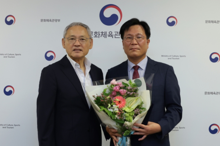 임명작 수여식(유인촌 장관과 예술경영지원센터 김장호 대표)