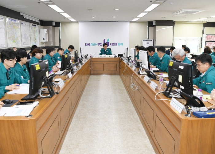 조용익 부천시장(가운데)이 26일 열린 ‘부천시 재난안전대책본부 6차 회의’에서 향후 화재 사고 재발 방지를 위한 대책 마련에 힘써달라고 말했다.