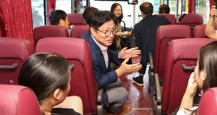'학생성공버스' 오른 도성훈 인천시교육감, 등교하는 학생들과 현장 소통 행보