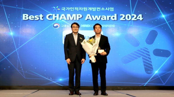 이완석 인천TP 디자인사업단장(오른쪽)이 지난 4일 고용노동부 주최 ‘Best CHAMP Award 2024’에서 최우수 공동훈련센터 선정패를 수상하고 있다.