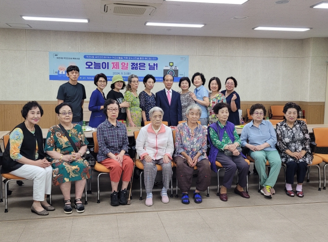 85세 이상 어르신에게 장수 사진