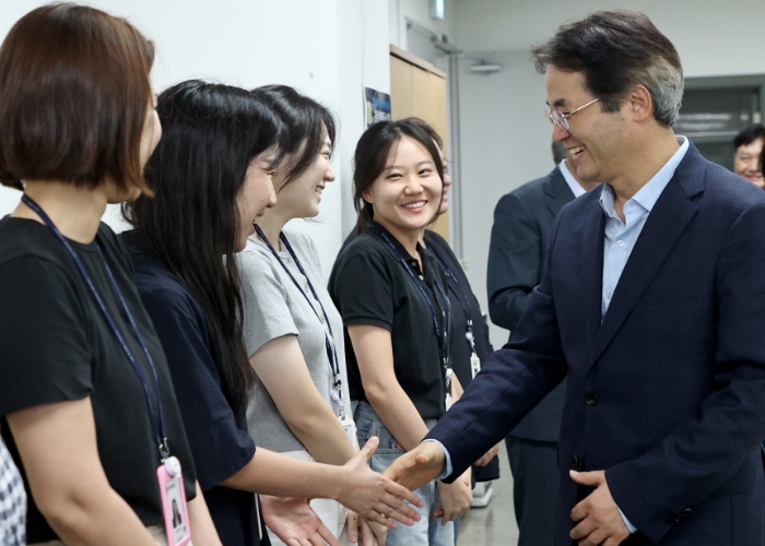 구청을 방문해 직원들과 악수를 나누고 있는 이동환 고양특례시장