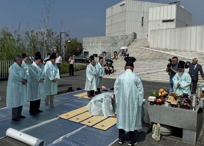 망배단에서 제례를 올리는 모습